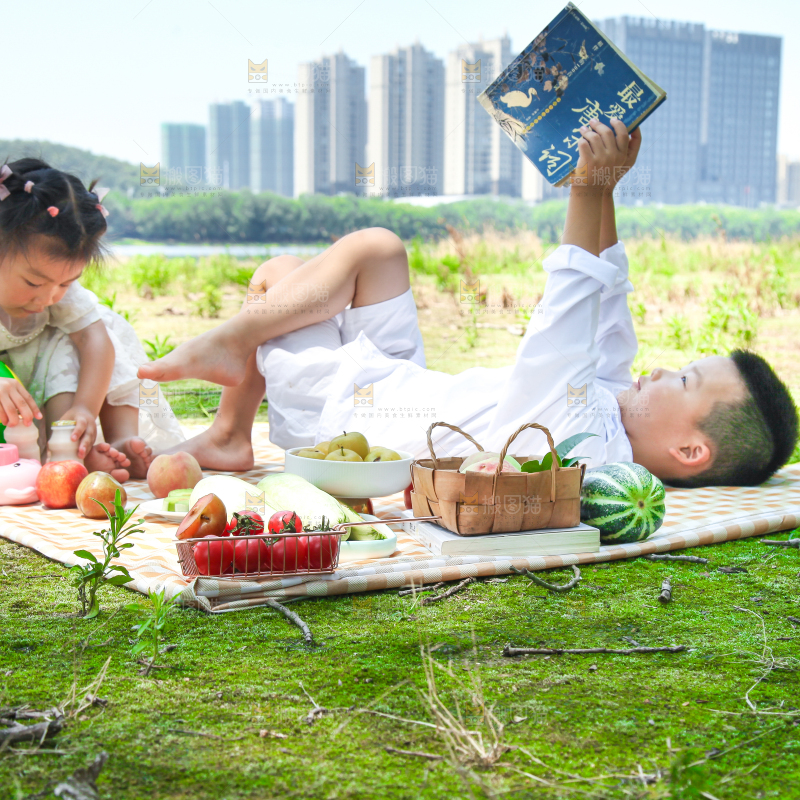 小孩子正在游玩