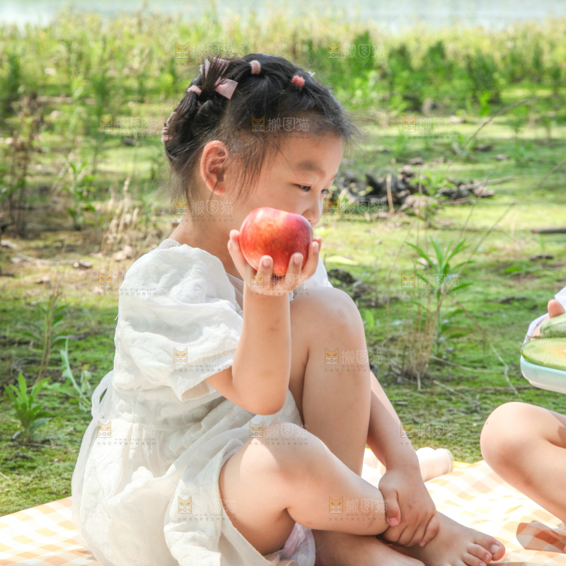 小孩子正在玩耍