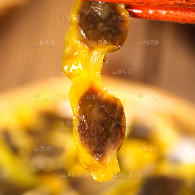 碟子里装着盐焗鸭珍