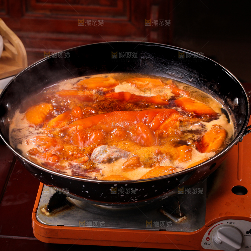 锅里装着正在卤的肉类