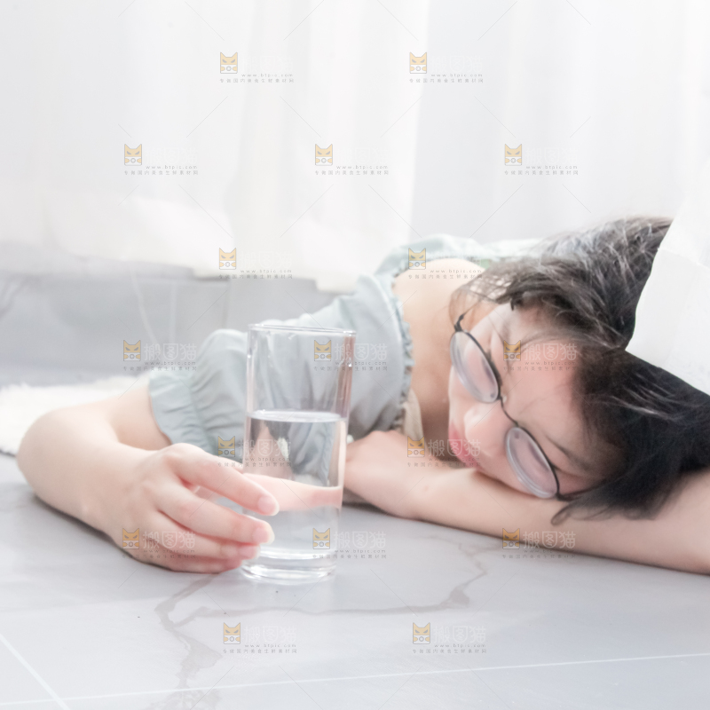 女孩手里拿着一杯水