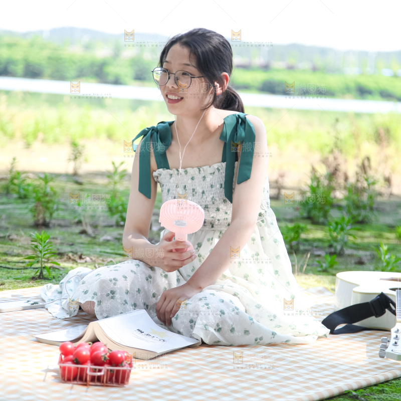 女孩正在玩耍