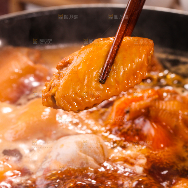 锅里装着正在卤鸡中翅