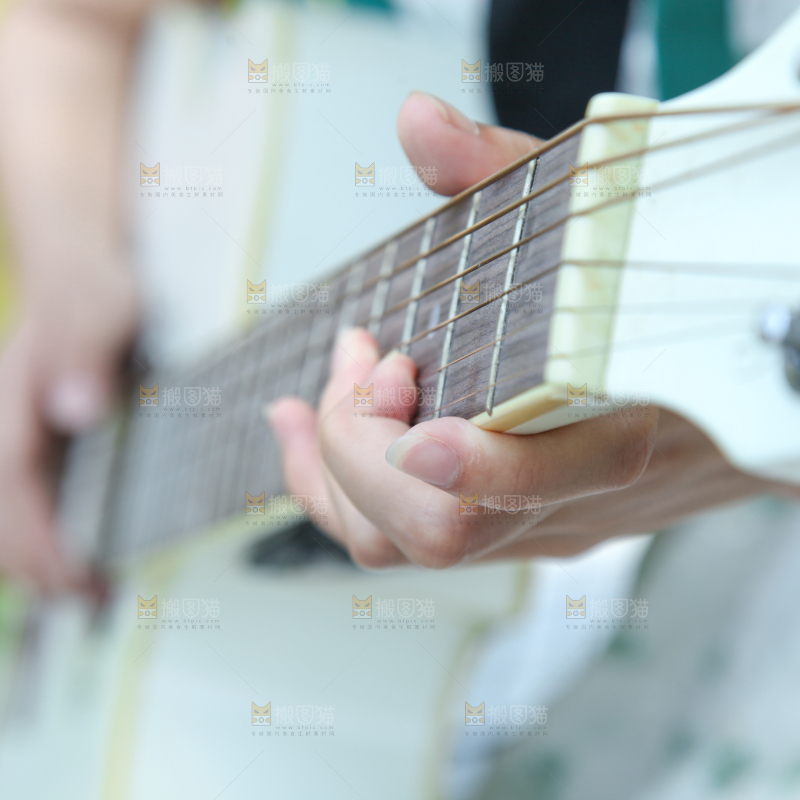 女孩正在弹吉他