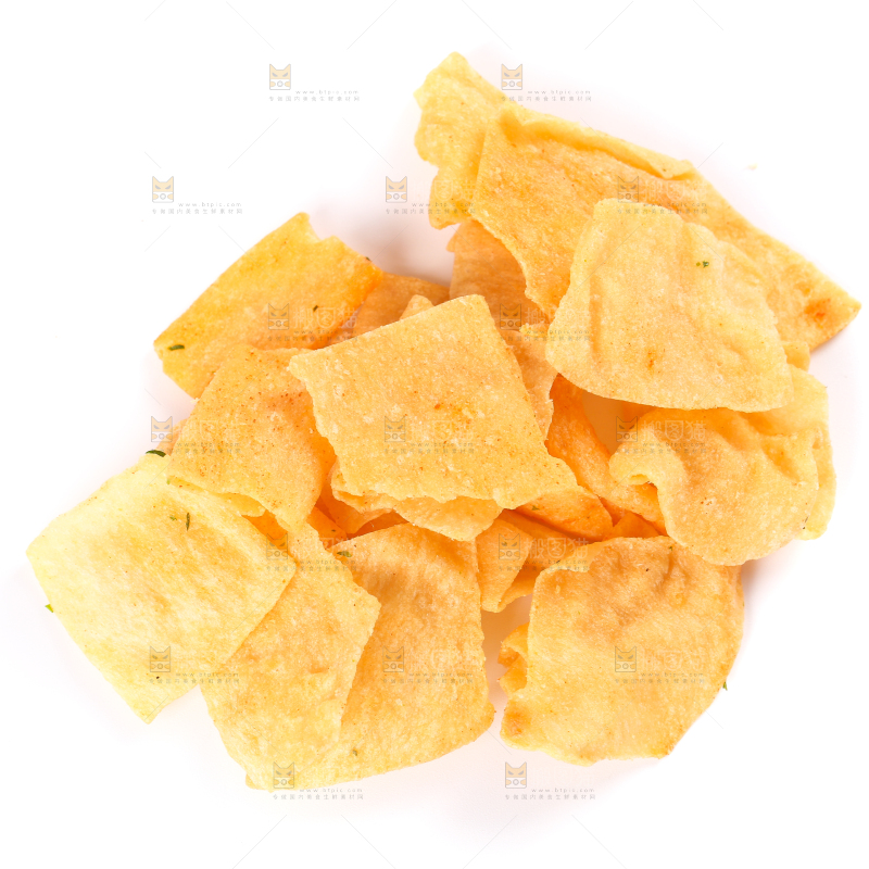 白底上摆放着膨化薯片