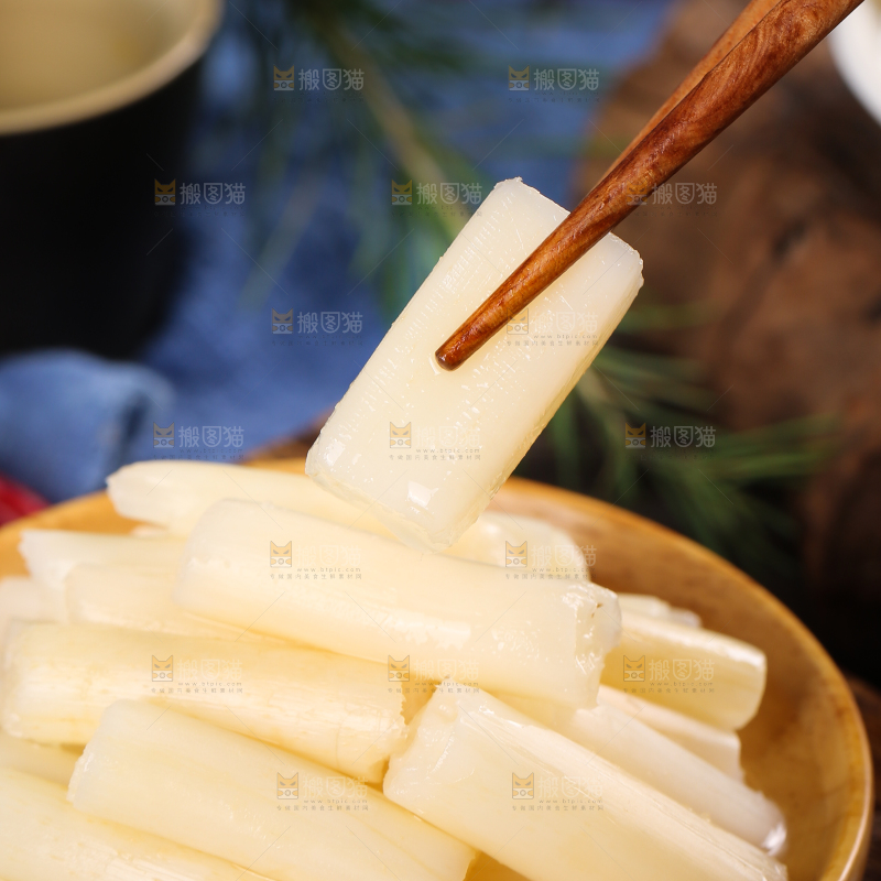 筷子夹着泡藕带