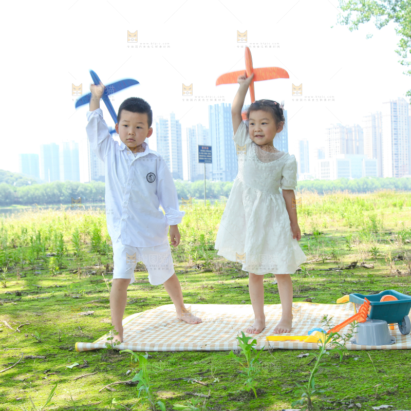 小孩子正在玩耍