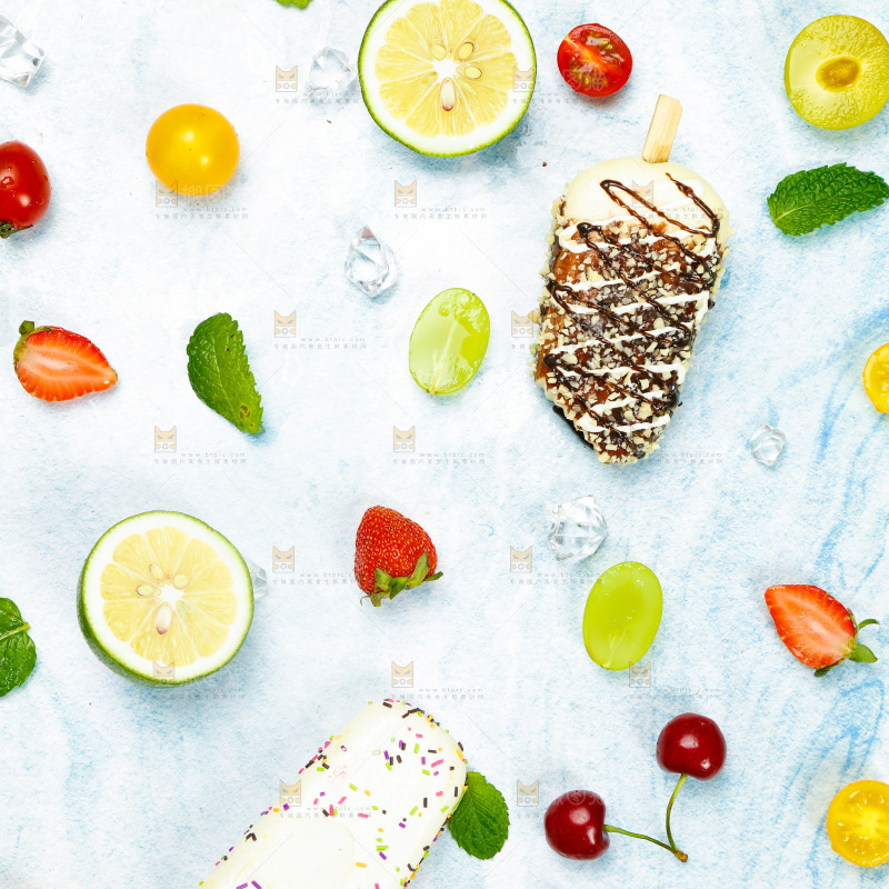 浅底上摆放着水果组合