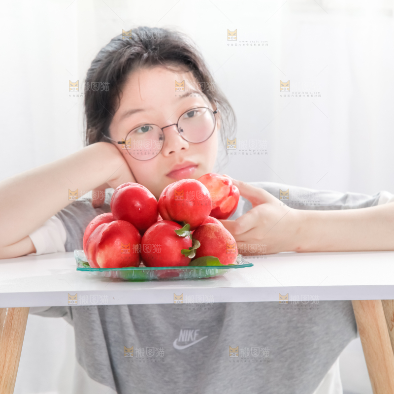 女孩手里拿着水果