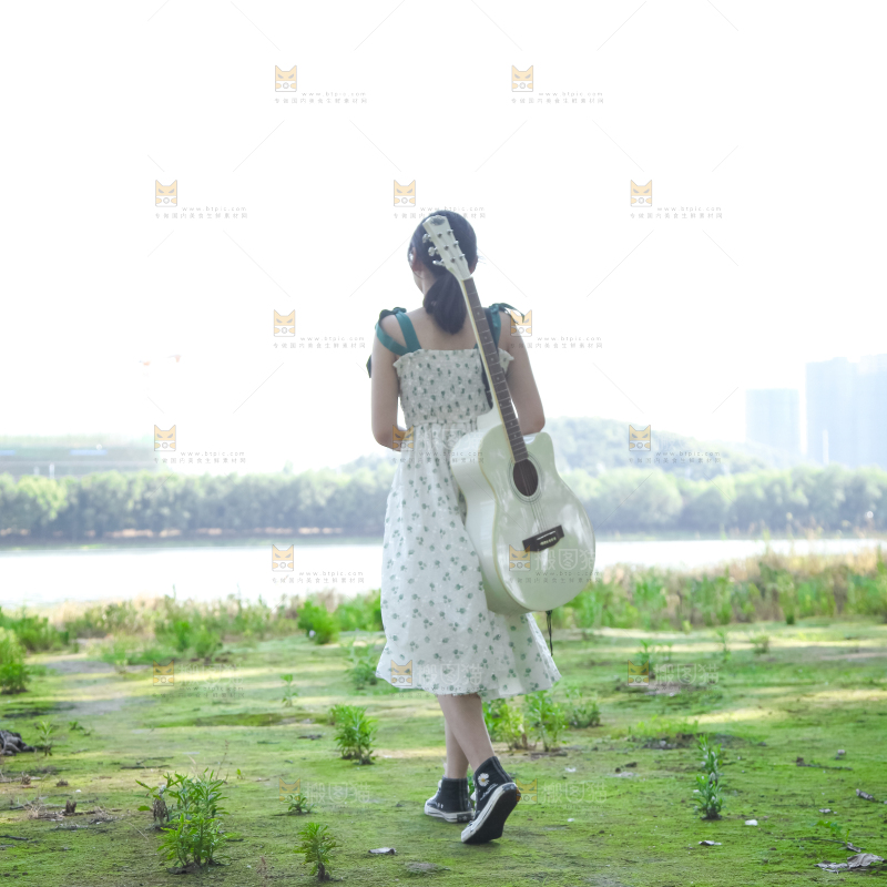 女孩背一把着吉他