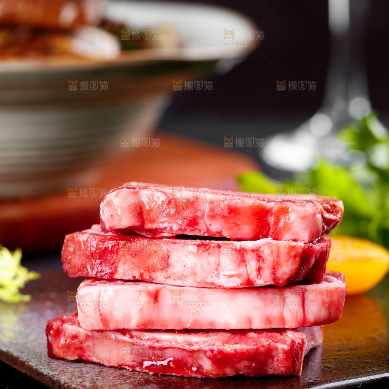 深底上摆放着牛仔骨