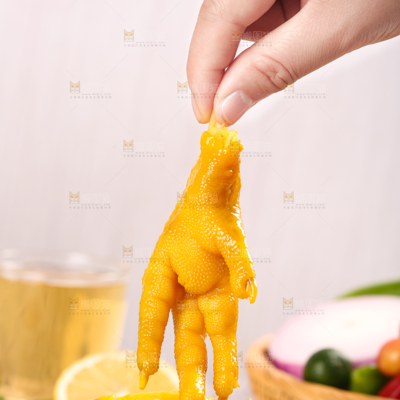 手里拿着鸡爪