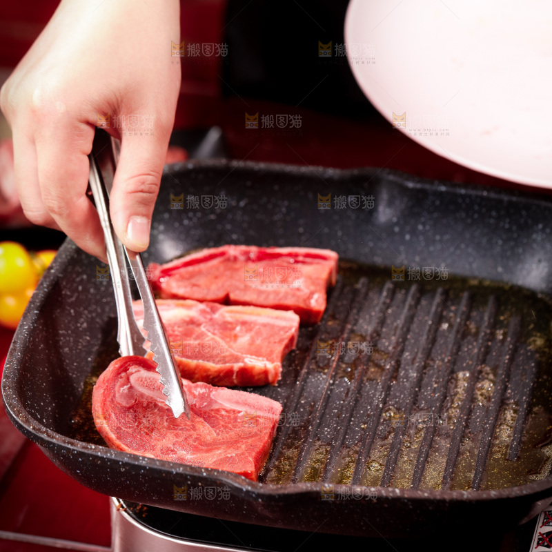 锅里放着正在煎的牛仔骨