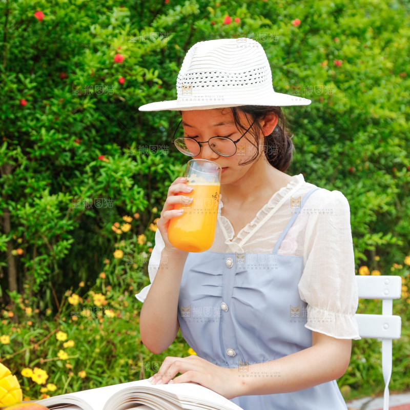女孩正在看书