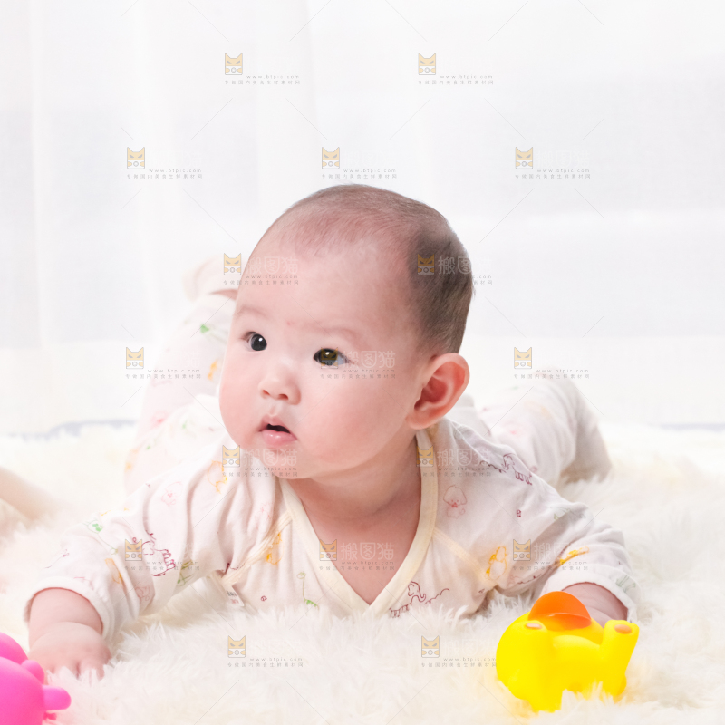 毛毯上躺着一名婴儿