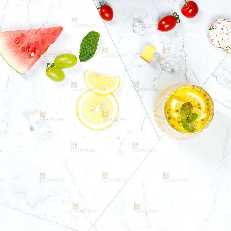 浅底上摆放着水果组合