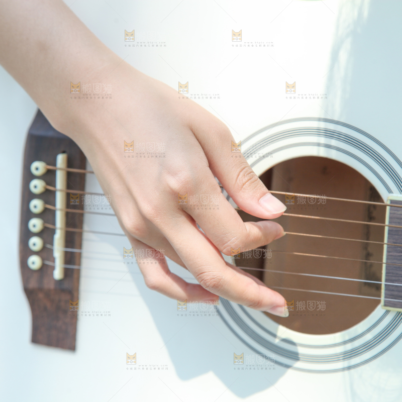 女孩正在弹吉他