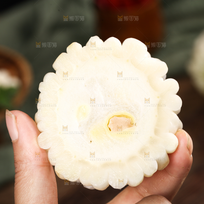 手里拿着白玉苦瓜