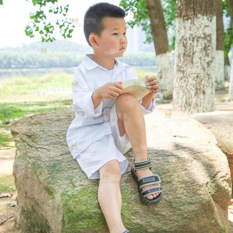 小男孩正在看书