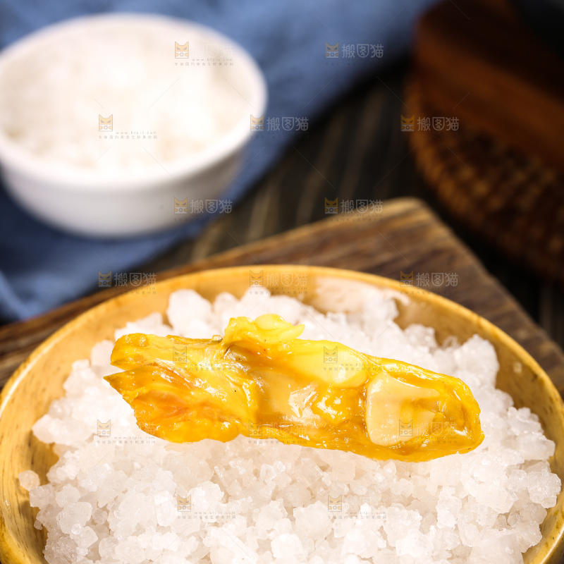 碟子里装着盐焗鸡脚筋