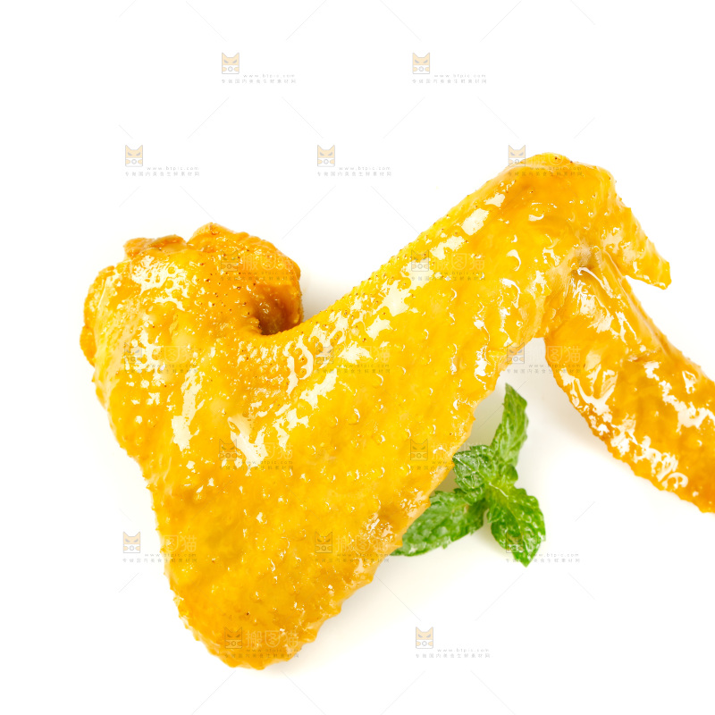白底上摆放着盐焗鸡翅