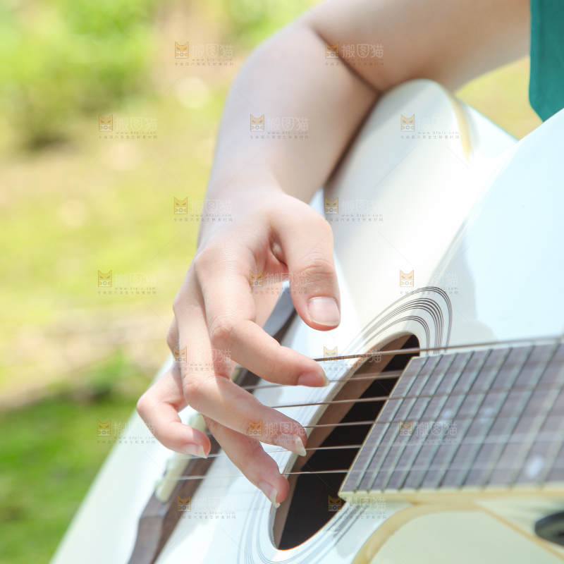 女孩正在弹吉他