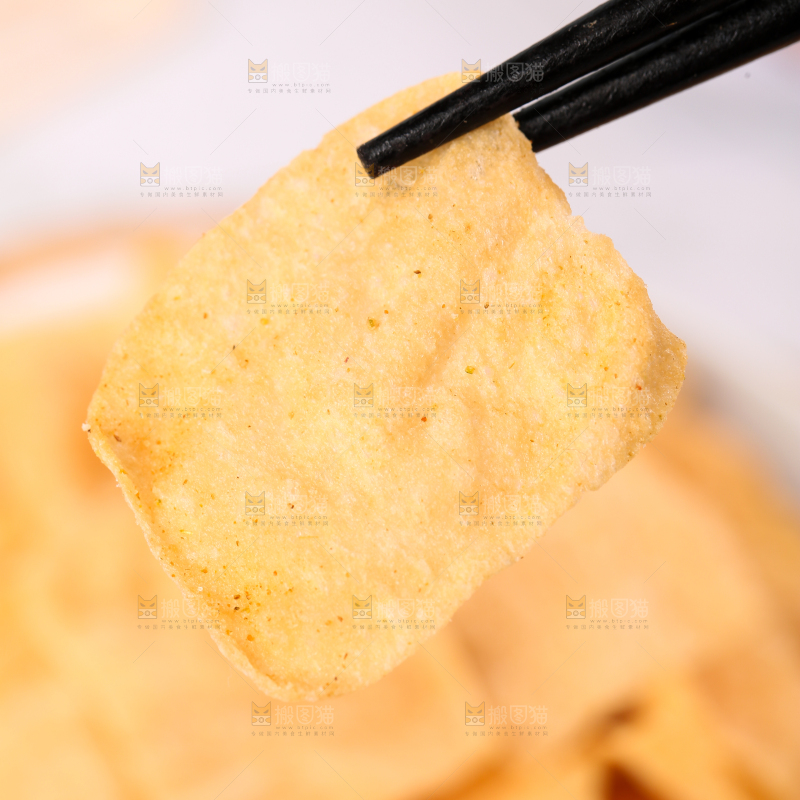筷子夹着薯片