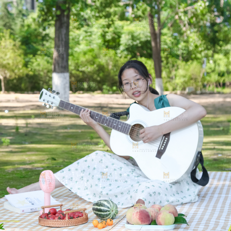 女孩手里拿着吉他