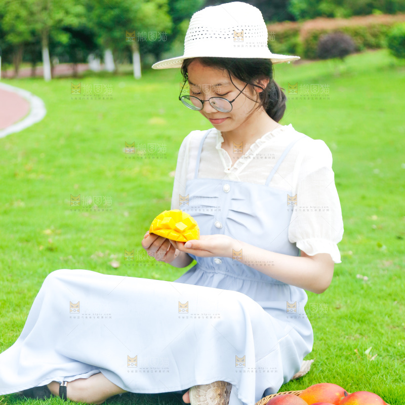 女孩手里拿着一块芒果