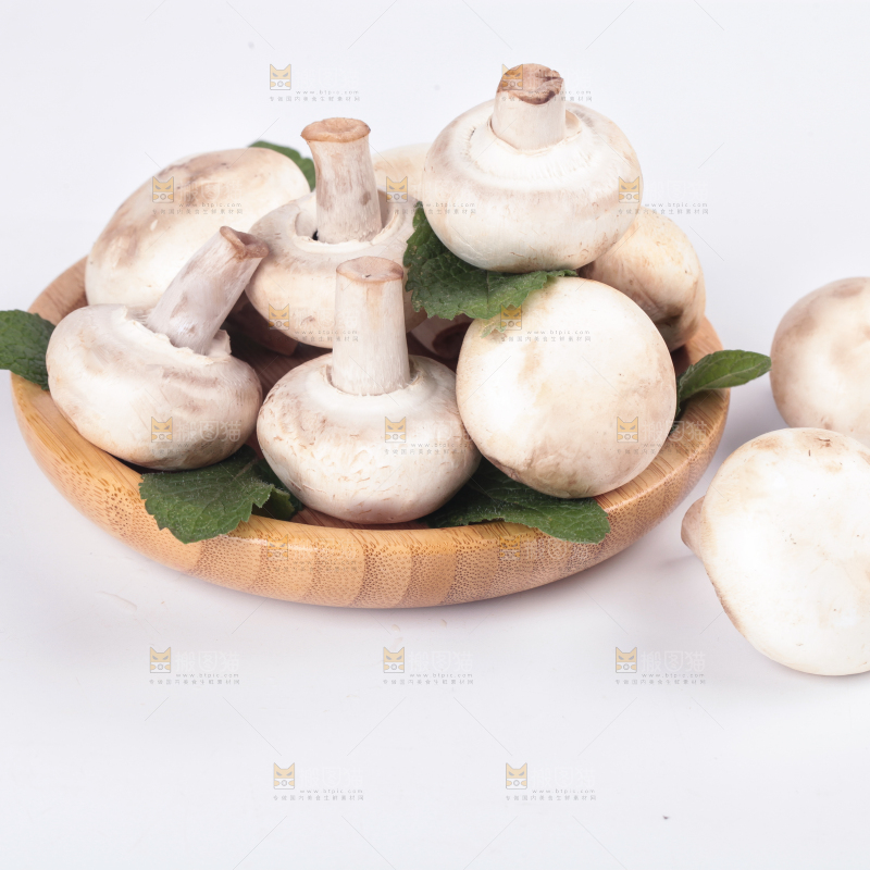 盘子里装着新鲜白蘑菇