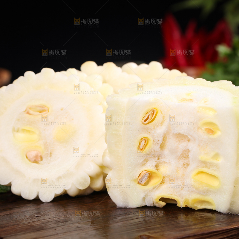 木底上摆放着台湾苹果苦瓜