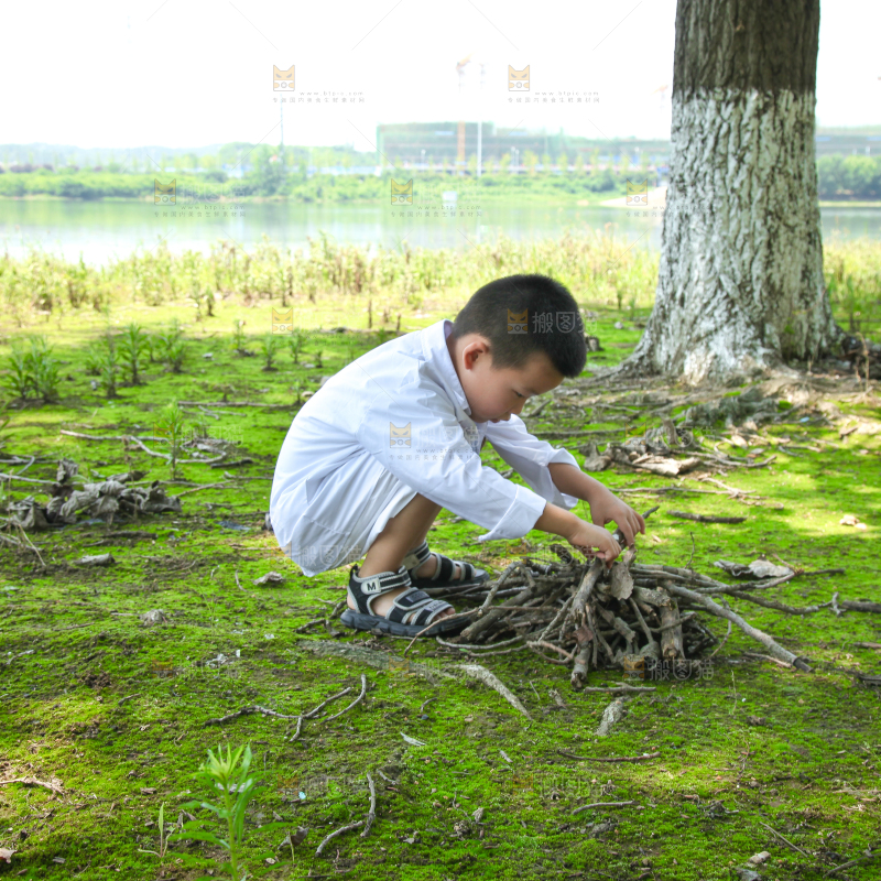 小孩子正在游玩