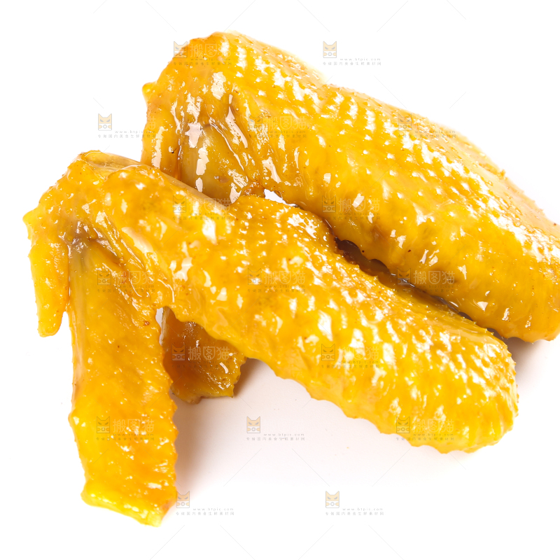 白底上摆放着盐焗鸡翅