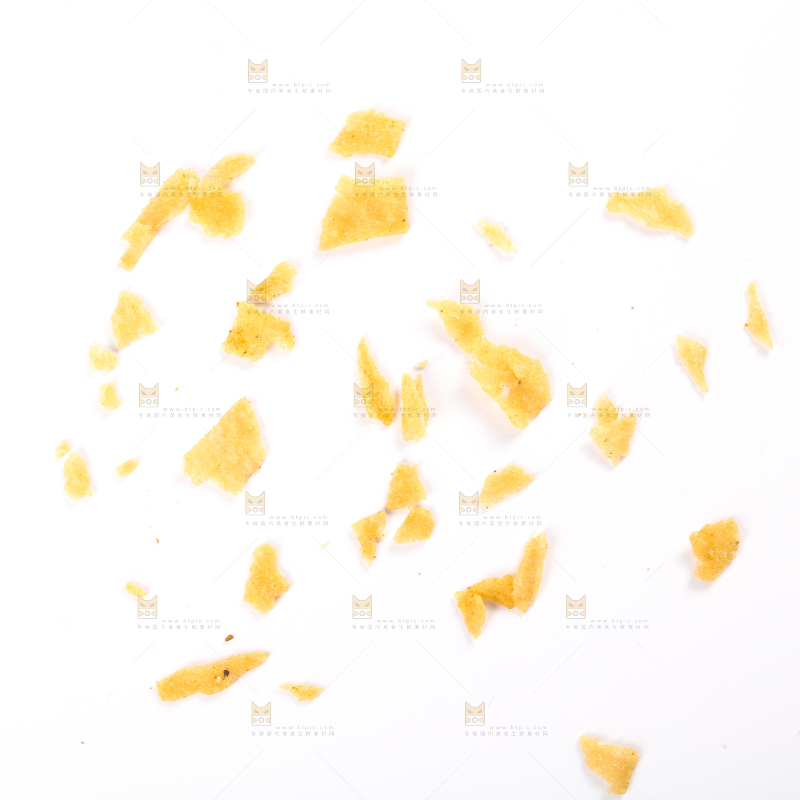 白底上摆放着薯片