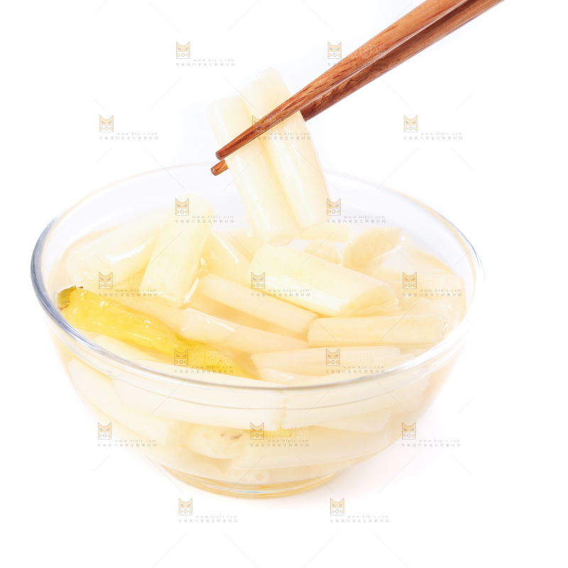 碟子里装着泡椒藕带