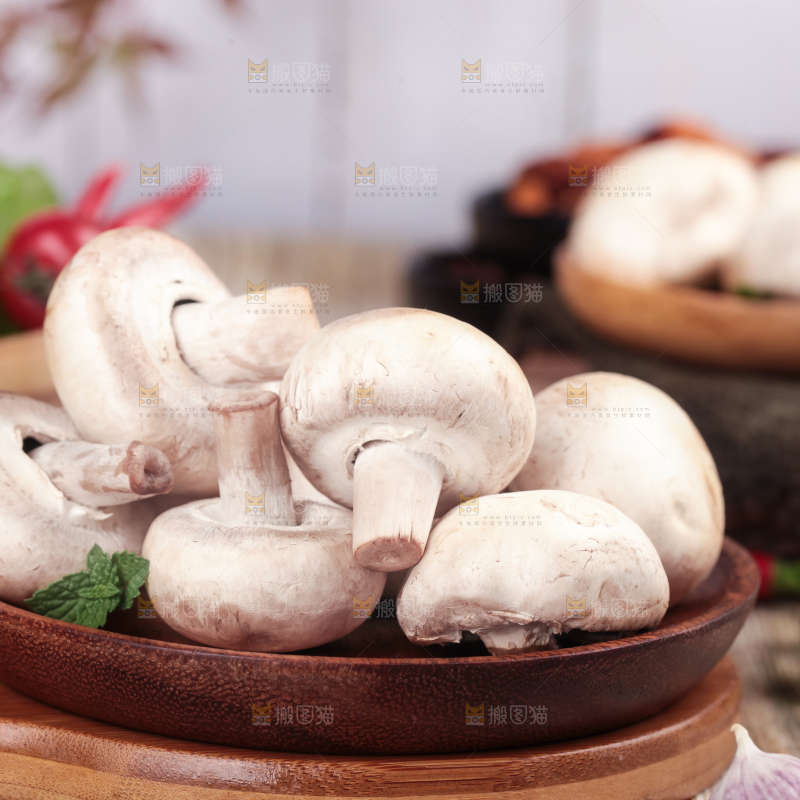 木板上放着小白菇