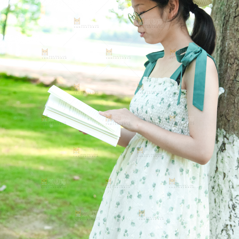 女孩正在看书
