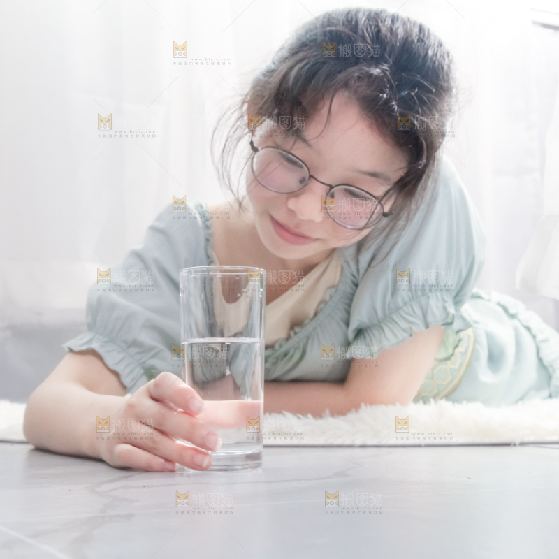 女孩手里拿着一杯水