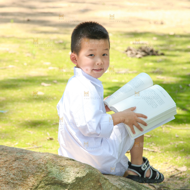 小男孩正在看书