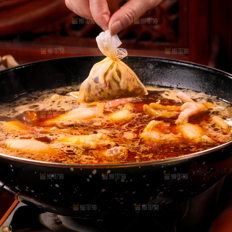 锅里装着正在卤的肉类