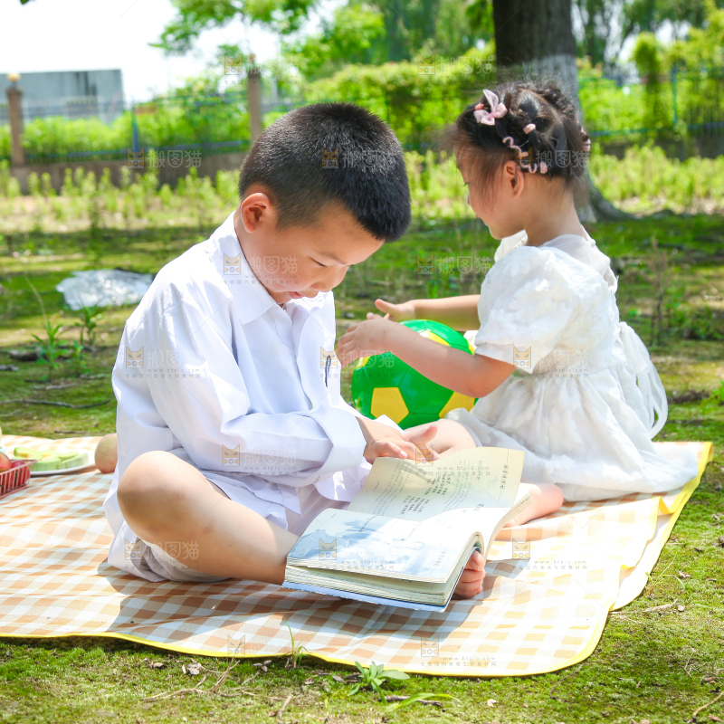 小孩子正在游玩