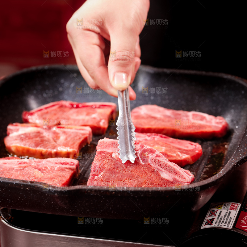 锅里放着正在煎的牛仔骨