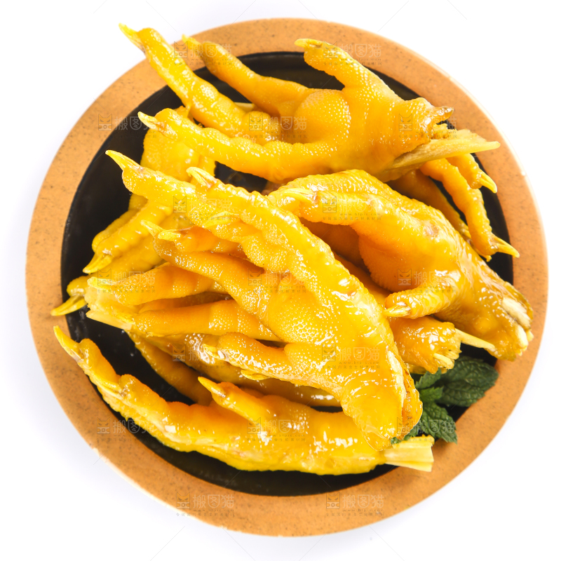 盘子里装着盐焗鸡爪