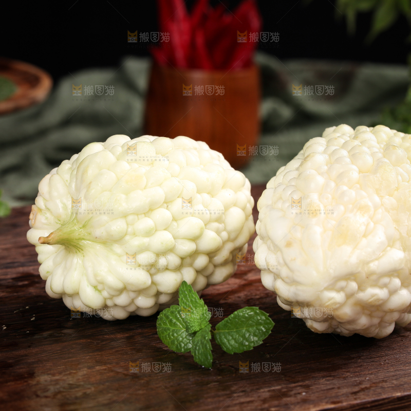 木底上摆放着山东苹果苦瓜