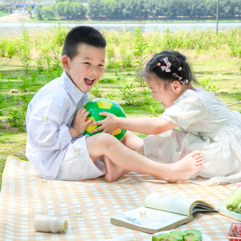 小孩子正在游玩