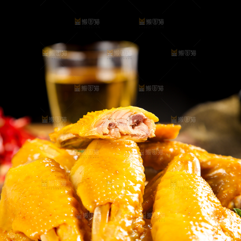 盘子里装着盐焗鸡翅