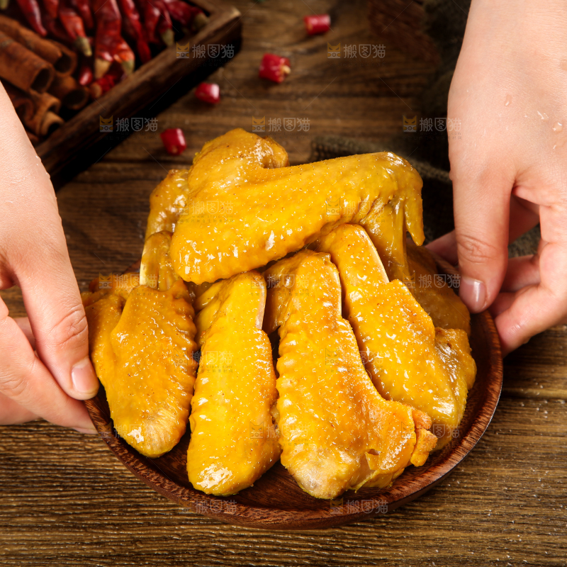 手里拿着一碟鸡翅