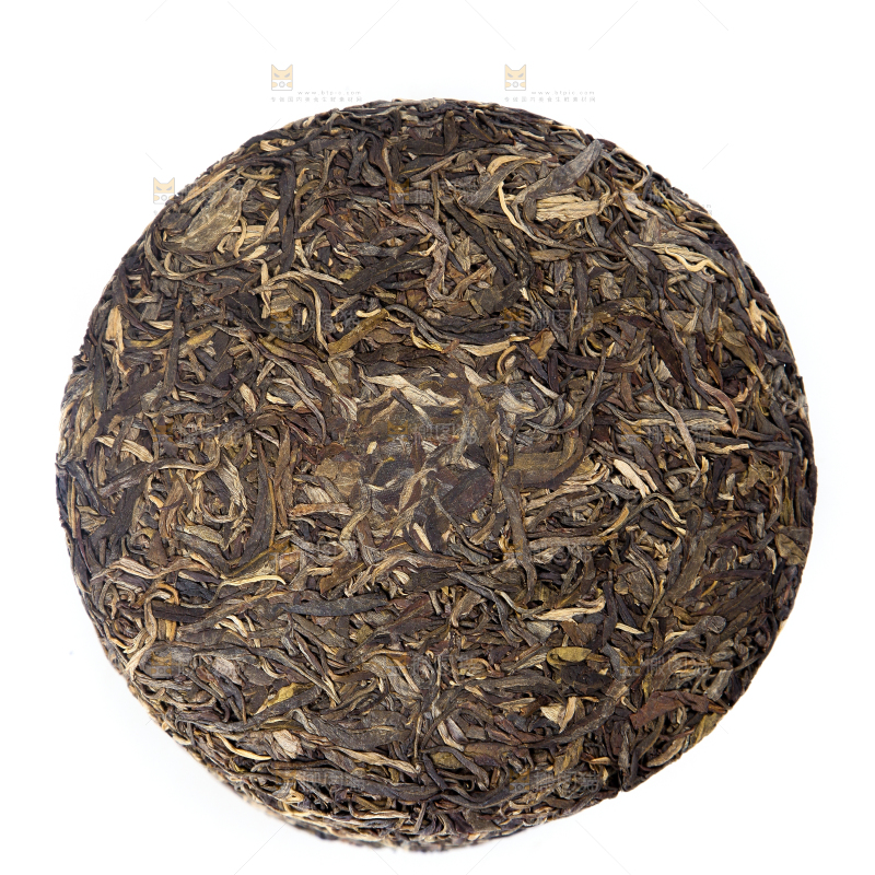 白底上摆放着茶饼
