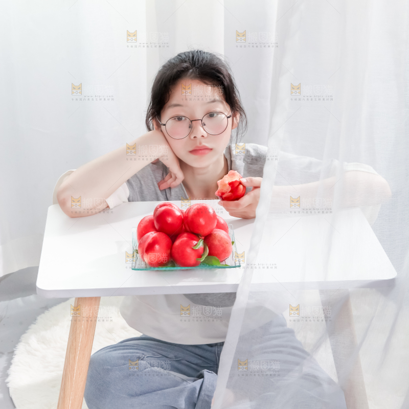 女孩手里拿着水果