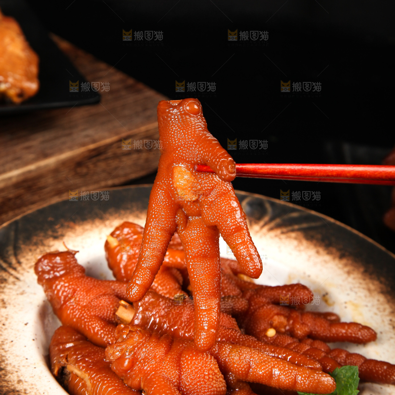 盘子里装着卤鸡爪